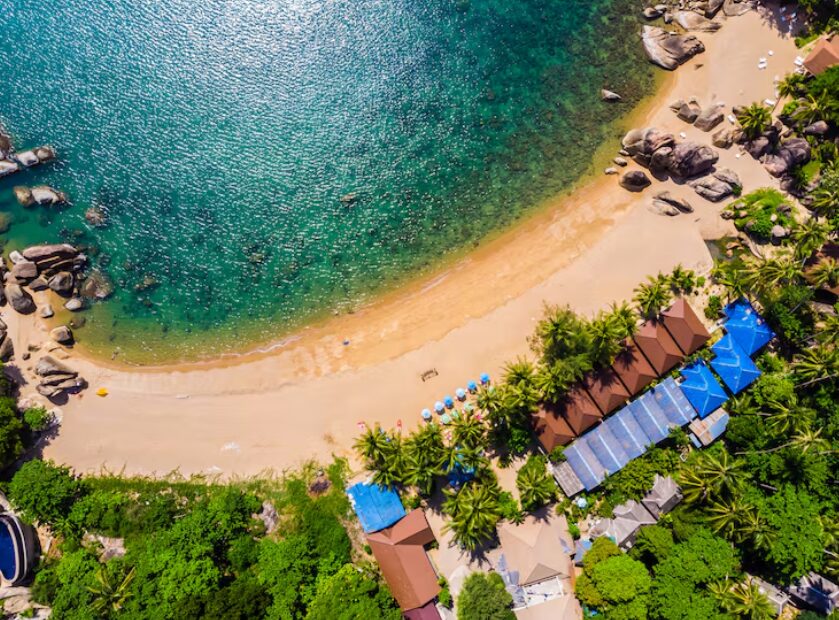 Thuyền thúng và tàu cá neo đậu trên mặt nước êm, phản ánh du lịch Cam Ranh mùa nào đẹp để khám phá văn hóa biển.